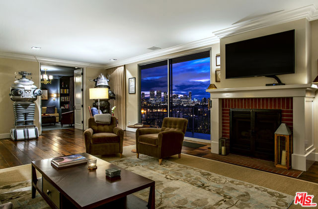 100 S Doheny Drive, Los Angeles CA: https://media.crmls.org/mediaz/b08981a9-bfcc-455a-a8f7-7b7ba972519b.jpg