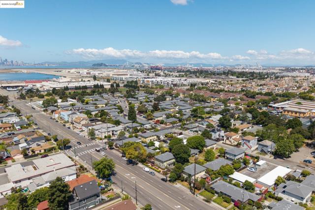 317 Pacific, Alameda CA: https://media.crmls.org/mediaz/b08a0f0c-8d17-473f-80b3-08e0bda53230.jpg