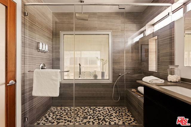 621 San Juan Avenue, Venice CA: https://media.crmls.org/mediaz/b08a2442-e960-4b98-b82b-4b837fcf21cf.jpg