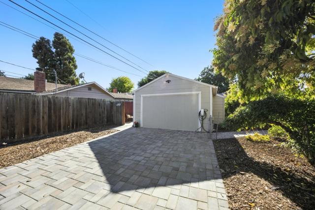 1097 10th Avenue, Redwood City CA: https://media.crmls.org/mediaz/b08a5b8d-2699-4b74-af3a-314bb1814ed6.jpg