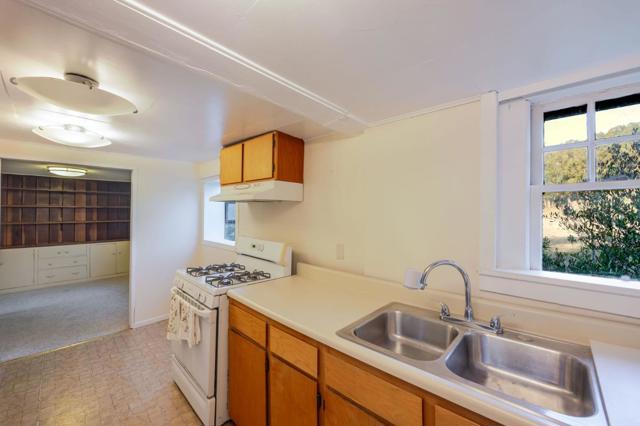 1009 Miramontes Street, Half Moon Bay CA: https://media.crmls.org/mediaz/b08b2d53-986f-4424-ba5e-b3738f669034.jpg