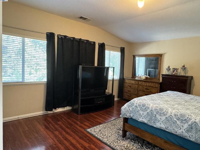 10342 Mono Ct, Stockton CA: https://media.crmls.org/mediaz/b08c0702-71e8-41b8-9837-59d5a532ad45.jpg