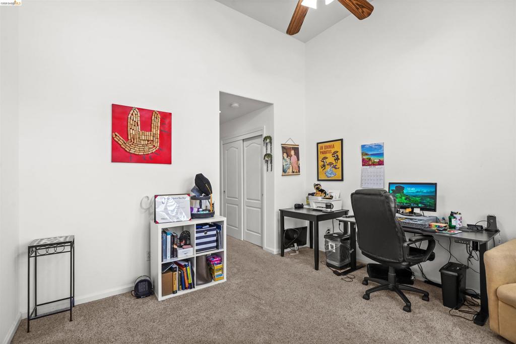 https://media.crmls.org/mediaz/b08d34e2-bc41-4d10-85c6-8928134580b4.jpg?preset=X-Large