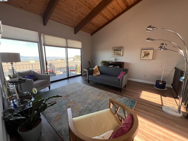 37 Binnacle Hl, Oakland CA: https://media.crmls.org/mediaz/b08e9a51-782c-4515-8afd-b3b998e6114d.jpg