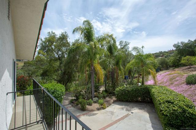 28628 Mountain Meadow Rd, Escondido CA: https://media.crmls.org/mediaz/b08eb612-e765-4870-bbdc-af086b6323ce.jpg