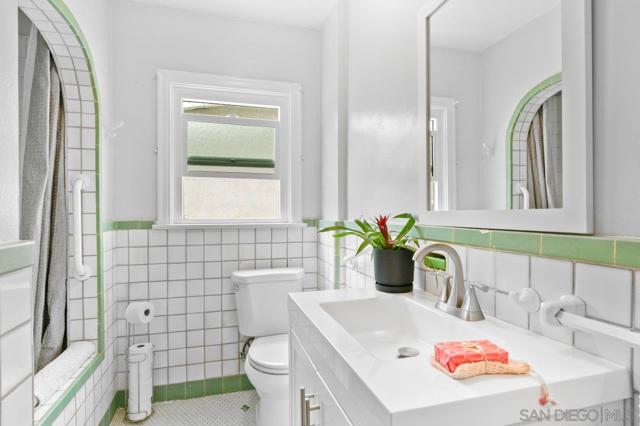 3195 Juniper St, San Diego CA: https://media.crmls.org/mediaz/b08faf42-4cee-4f83-9986-4be673aa10ea.jpg