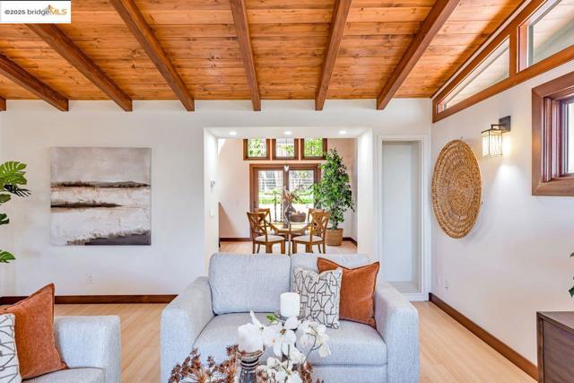 6815 Paso Robles Dr, Oakland CA: https://media.crmls.org/mediaz/b08fdb7c-319e-4d03-8909-b5e745f0beb0.jpg