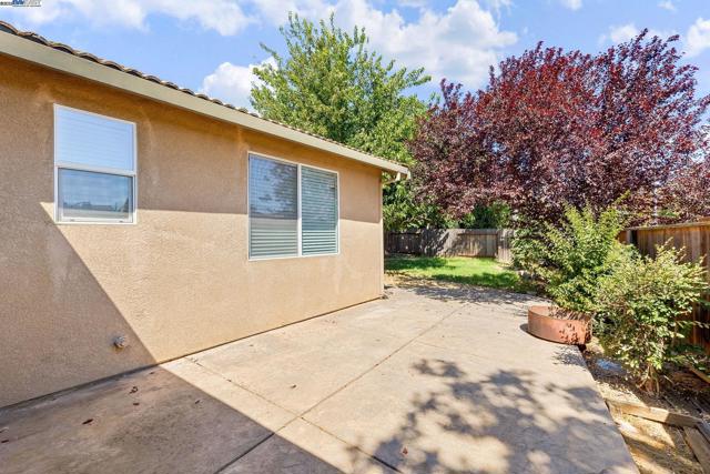 4 Mistyvale Ct, Sacramento CA: https://media.crmls.org/mediaz/b090016c-cca4-4e1e-9b97-c2f832e0c288.jpg