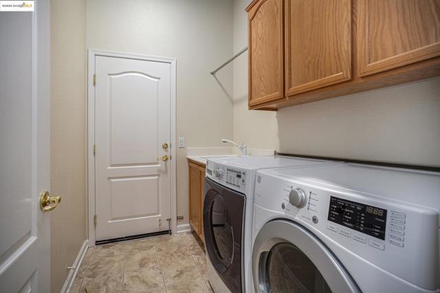 1012 Centennial Drive, Brentwood CA: https://media.crmls.org/mediaz/b0909e6c-980c-42a0-9a5a-76ac4c821737.jpg