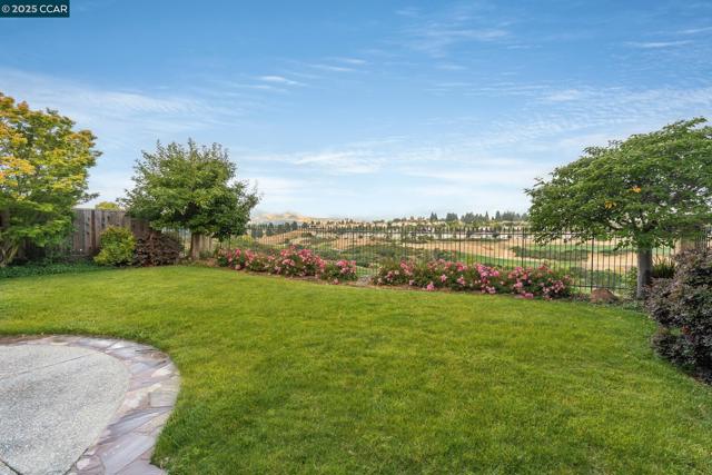 9356 Mediar Dr, San Ramon CA: https://media.crmls.org/mediaz/b092816f-ffca-43a3-a3c7-fe6715860d8e.jpg