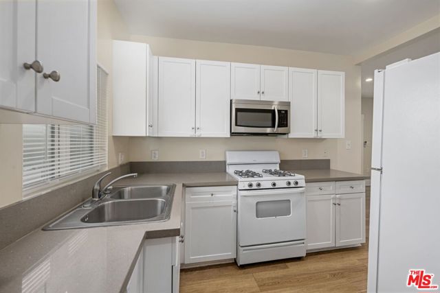 3166 San Marino Street, Los Angeles CA: https://media.crmls.org/mediaz/b092bd52-ee11-4230-83c6-2d9db33b90c9.jpg