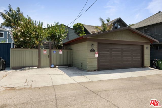 21 Park Avenue, Venice CA: https://media.crmls.org/mediaz/b092c9e9-57e2-44be-b3bb-8da4ed0a2e3b.jpg