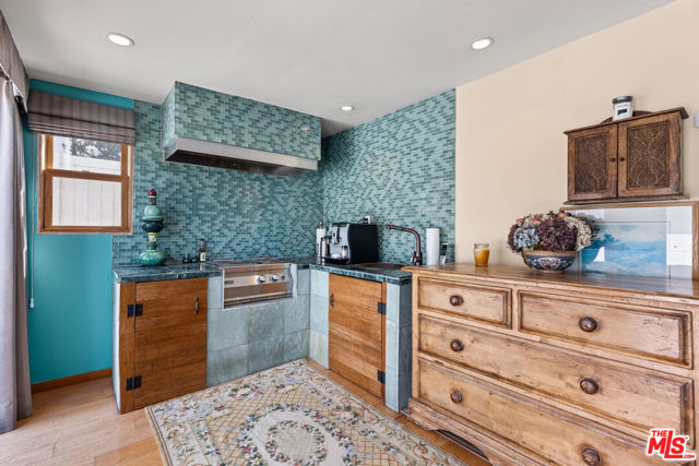 7132 Kentwood Avenue, Los Angeles CA: https://media.crmls.org/mediaz/b0935d94-5f44-4c87-a816-4f4c06be14af.jpg
