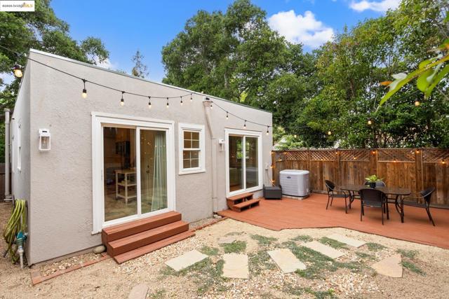 1006 Glendora Ave, Oakland CA: https://media.crmls.org/mediaz/b093bb7d-5c2c-4966-867f-ac6af3c0a3a1.jpg