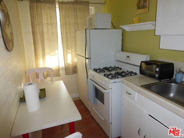 1923 19TH Street, Santa Monica CA: https://media.crmls.org/mediaz/b094cc91-073f-4945-8654-fd645aaae084.jpg