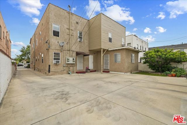 2818 S Bronson Avenue, Los Angeles CA: https://media.crmls.org/mediaz/b0950cd9-e810-46ae-8701-b6785e96aaa7.jpg