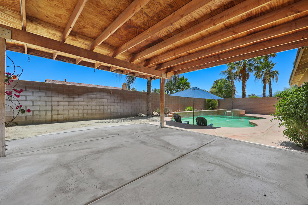 https://media.crmls.org/mediaz/b0959e63-3564-4e6d-9c39-7299774c88e5.jpg?preset=X-Large