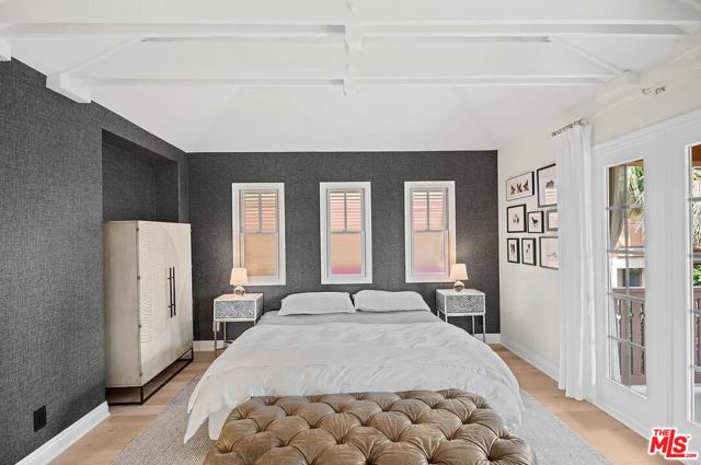 2584 Bungalow Place, Corona del Mar CA: https://media.crmls.org/mediaz/b0968bd7-7c9a-4408-8c12-9e5cf8d0f82a.jpg