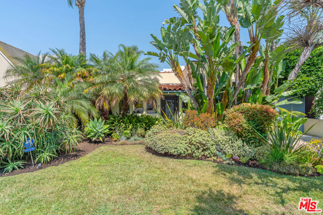 809 S Muirfield Road, Los Angeles CA: https://media.crmls.org/mediaz/b096ec7e-ada6-4e6f-ad01-291215f3b962.jpg