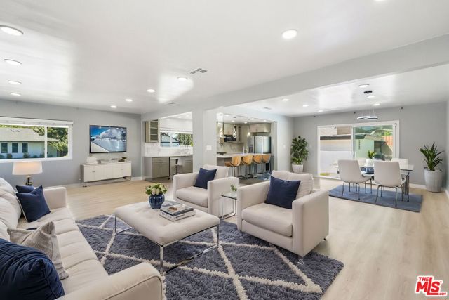 8901 Rubio Avenue, North Hills CA: https://media.crmls.org/mediaz/b0971403-d4a2-4e48-a0b4-31c31dfc3468.jpg