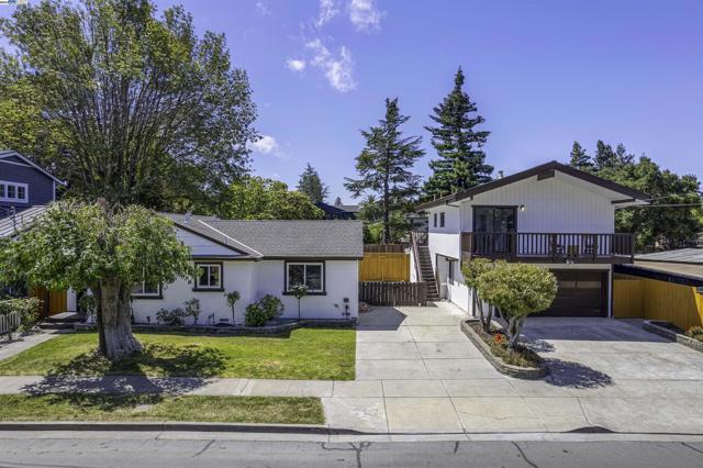824 14th Ave, Menlo Park CA: https://media.crmls.org/mediaz/b0987175-e713-4a4c-9710-8ac97ecbadcb.jpg