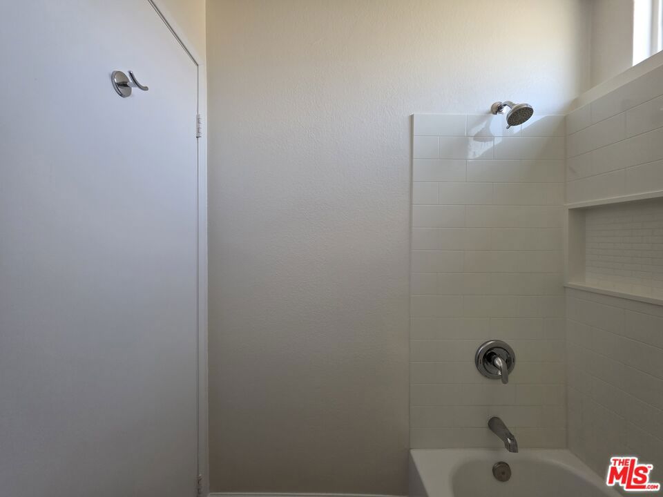https://media.crmls.org/mediaz/b0991e3a-4b47-49ab-94ac-c25e65739026.jpg?preset=X-Large