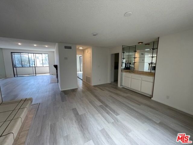 311 Bora Bora Way, Marina del Rey CA: https://media.crmls.org/mediaz/b09c4029-22a9-419d-9b96-9f53ef541de2.jpg