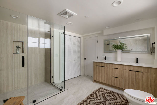 2391 Yorkshire Drive, Los Angeles CA: https://media.crmls.org/mediaz/b09c69b6-ef56-485e-b3d2-73242b9f2762.jpg