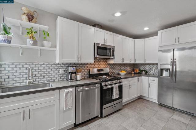 1118 GENEVA AVE, San Francisco CA: https://media.crmls.org/mediaz/b09cd2ab-1a2b-4d28-85e8-b539c4cea487.jpg
