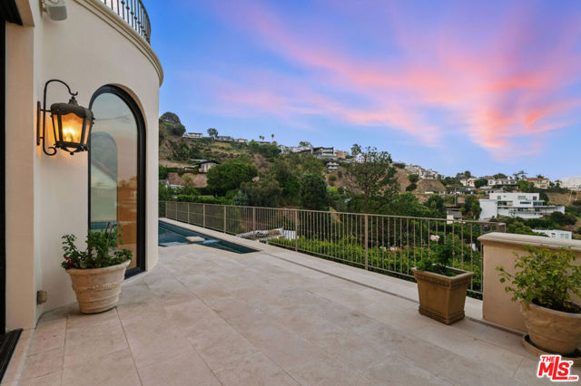 1675 Woods Drive, Los Angeles CA: https://media.crmls.org/mediaz/b09e05e3-aa8f-40b2-8538-5b41286b17cd.jpg