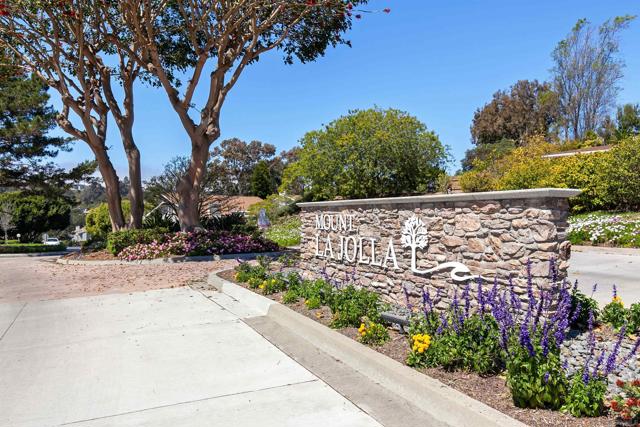 2071 Caminito Circulo Norte, La Jolla CA: https://media.crmls.org/mediaz/b09e29ac-a19b-475c-9d8e-d11bc2d993f3.jpg