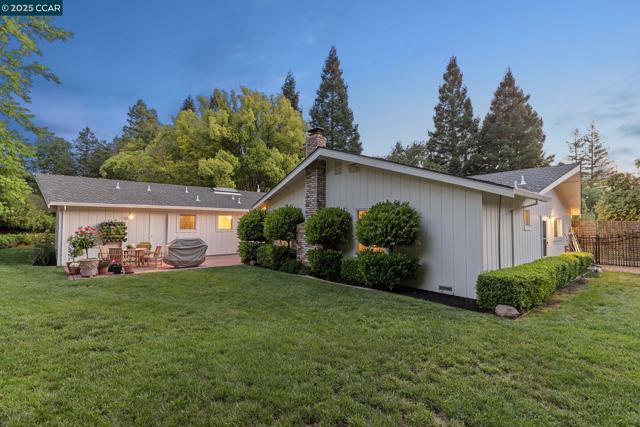 120 Heritage Oaks Pl, Alamo CA: https://media.crmls.org/mediaz/b09e38c9-57dc-44f0-ab77-01cbadcd55f8.jpg
