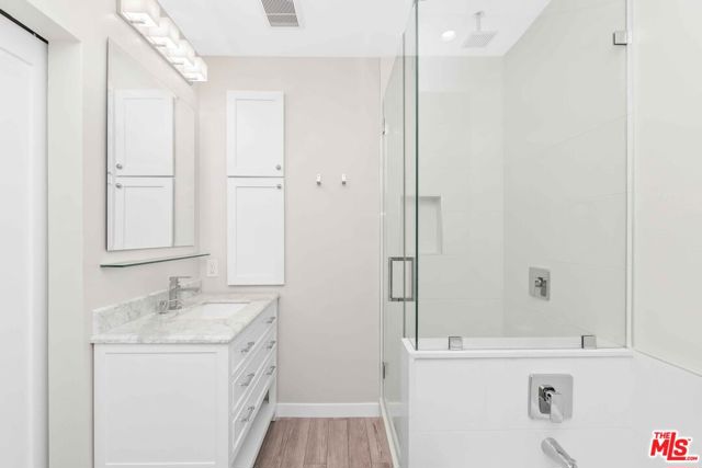 6526 San Vicente Boulevard, Los Angeles CA: https://media.crmls.org/mediaz/b0a01e5d-7839-413e-bad7-ecef029f8ea5.jpg
