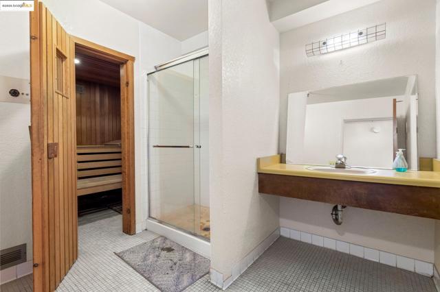 1830 Lakeshore Ave, Oakland CA: https://media.crmls.org/mediaz/b0a03b63-36a9-434c-946a-237e538edae5.jpg