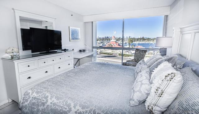 1710 Avenida Del Mundo, Coronado CA: https://media.crmls.org/mediaz/b0a21611-ddc4-4776-ba00-3d4912aa2ef9.jpg