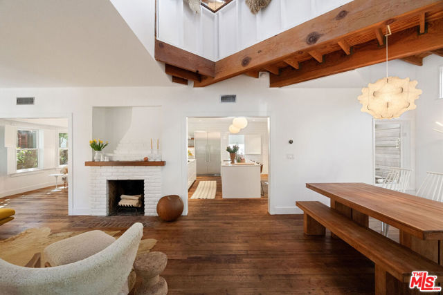 729 Superba Avenue, Venice CA: https://media.crmls.org/mediaz/b0a21db6-8fdf-4bfb-afd7-c690fdc435ac.jpg