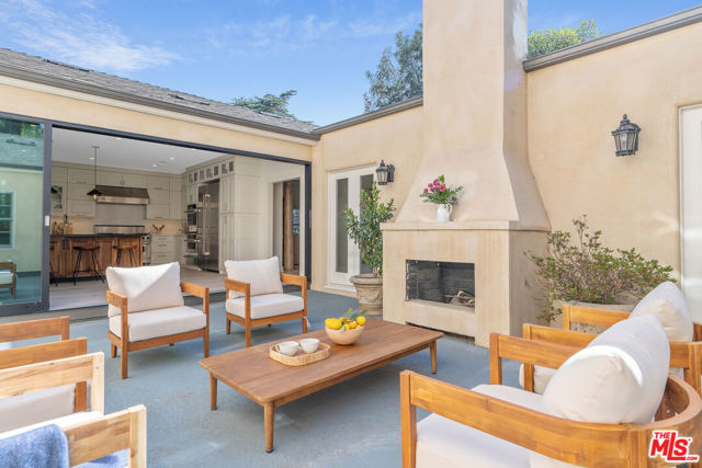 632 S Arden Boulevard, Los Angeles CA: https://media.crmls.org/mediaz/b0a29eef-35b9-4309-9137-50e294a0a5d1.jpg