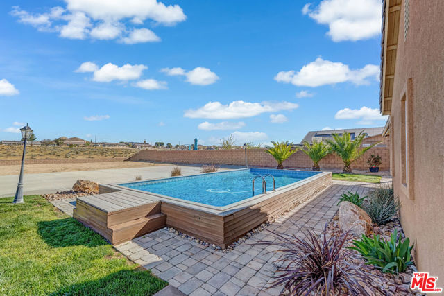 17794 Cabazon Road, Apple Valley CA: https://media.crmls.org/mediaz/b0a2a75e-dd91-48c8-a692-996efd18aafe.jpg