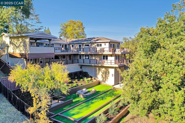 24 Crest Ct, Alamo CA: https://media.crmls.org/mediaz/b0a2faf9-2623-4c52-b00c-93a58d7f6aed.jpg