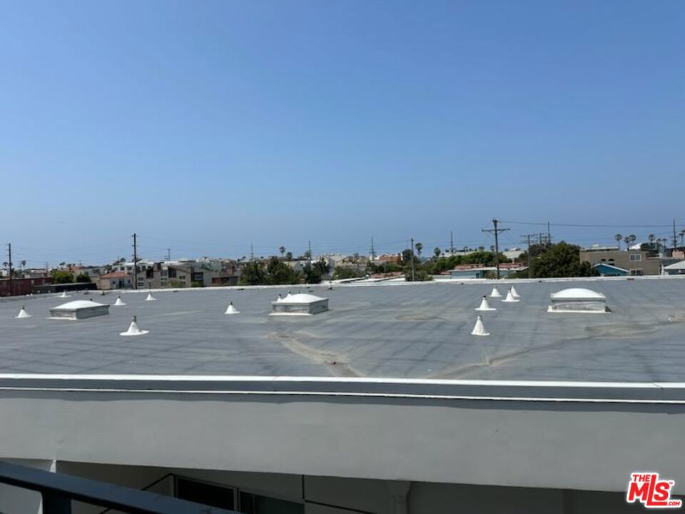 https://media.crmls.org/mediaz/b0a37279-eea9-439a-8b23-b3408f2d696a.jpg?preset=X-Large