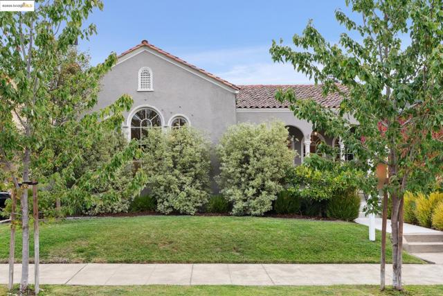 6232 Manoa St, Oakland CA: https://media.crmls.org/mediaz/b0a40b2e-d972-405d-a183-0ff10c2e5165.jpg