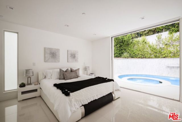 1124 Summit Drive, Beverly Hills CA: https://media.crmls.org/mediaz/b0a535dc-b909-4429-b7e1-1fdcb5fcbca8.jpg