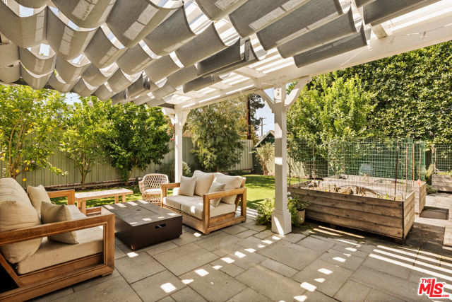 4841 Don Pio Drive, Woodland Hills CA: https://media.crmls.org/mediaz/b0a5f42d-144f-4361-a7b6-f6b22c8699e2.jpg