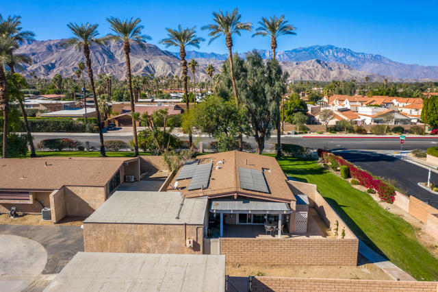 74042 Catalina Way, Palm Desert CA: https://media.crmls.org/mediaz/b0a6000a-0691-4128-8192-9fb13fa8c47c.jpg