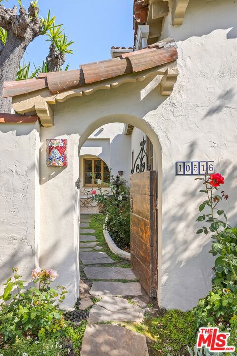10516 Tennessee Avenue, Los Angeles CA: https://media.crmls.org/mediaz/b0a64e4c-7e54-440b-aa38-252fb2327c67.jpg