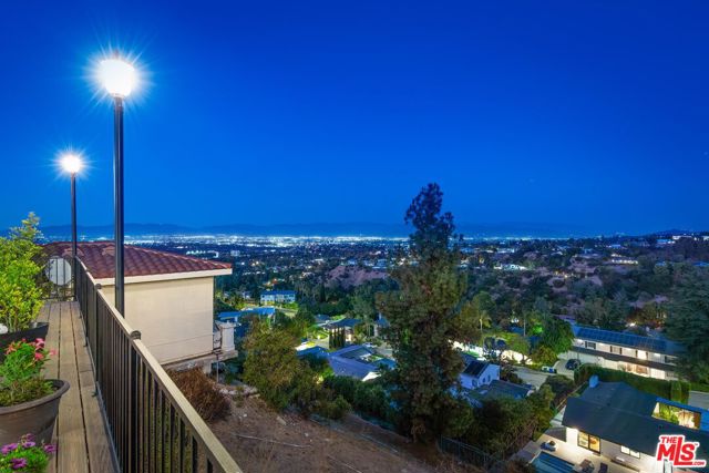 16894 Encino Hills Drive, Encino CA: https://media.crmls.org/mediaz/b0a7bcea-e8b7-46af-8336-8cd9fb2b1431.jpg