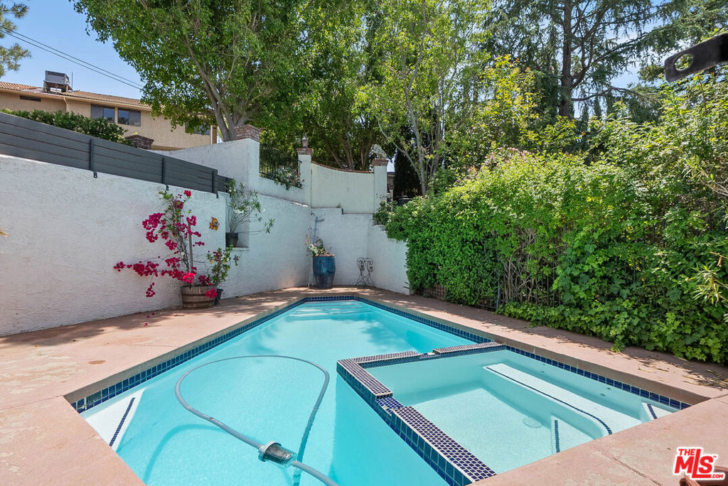 https://media.crmls.org/mediaz/b0a7fc37-447b-42f0-a346-d6d477b6f417.jpg?preset=X-Large