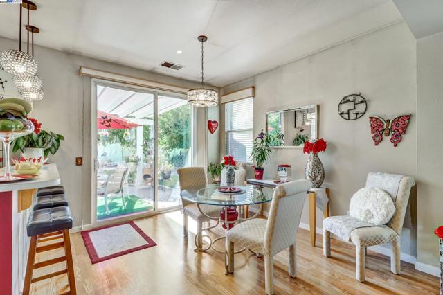 337 Upton Pyne Dr, Brentwood CA: https://media.crmls.org/mediaz/b0a92e09-738a-4672-9e93-8e6d82c2eedf.jpg