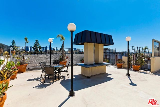 421 S La Fayette Park Place, Los Angeles CA: https://media.crmls.org/mediaz/b0aa6a88-683a-412d-8078-090206a72b6b.jpg
