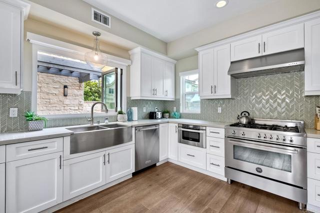 295 Chinquapin Ave, Carlsbad CA: https://media.crmls.org/mediaz/b0aae998-544e-4b3a-9068-3113c10035e3.jpg